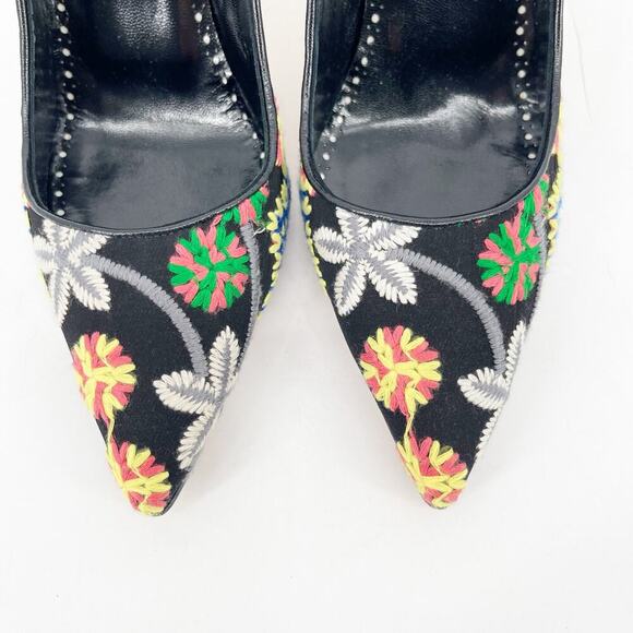 Manolo Blahnik BB 90 Black Floral Embroidered Fabric Pointed Toe Pumps IT 38 - Picture 7 of 11
